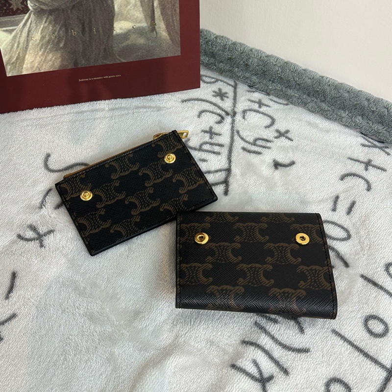 【全🆕】celine compact wallet tan 品牌標誌金扣印花帆布卡包錢包 三合一 棕褐色-2