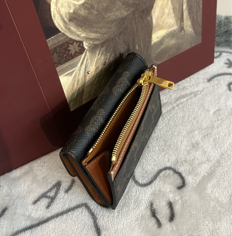 【全🆕】celine compact wallet tan 品牌標誌金扣印花帆布卡包錢包 三合一 棕褐色-3