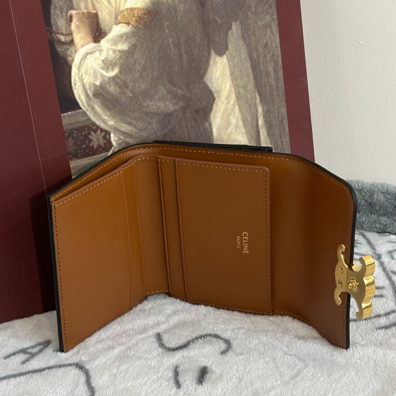 【全🆕】celine compact wallet tan 品牌標誌金扣印花帆布卡包錢包 三合一 棕褐色-5