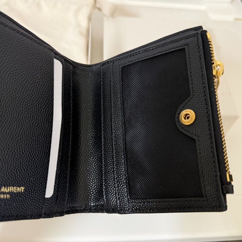 Saint Laurent Monogram粒面壓紋皮革兩摺錢包 ｜YSL 魚子醬 短夾-1