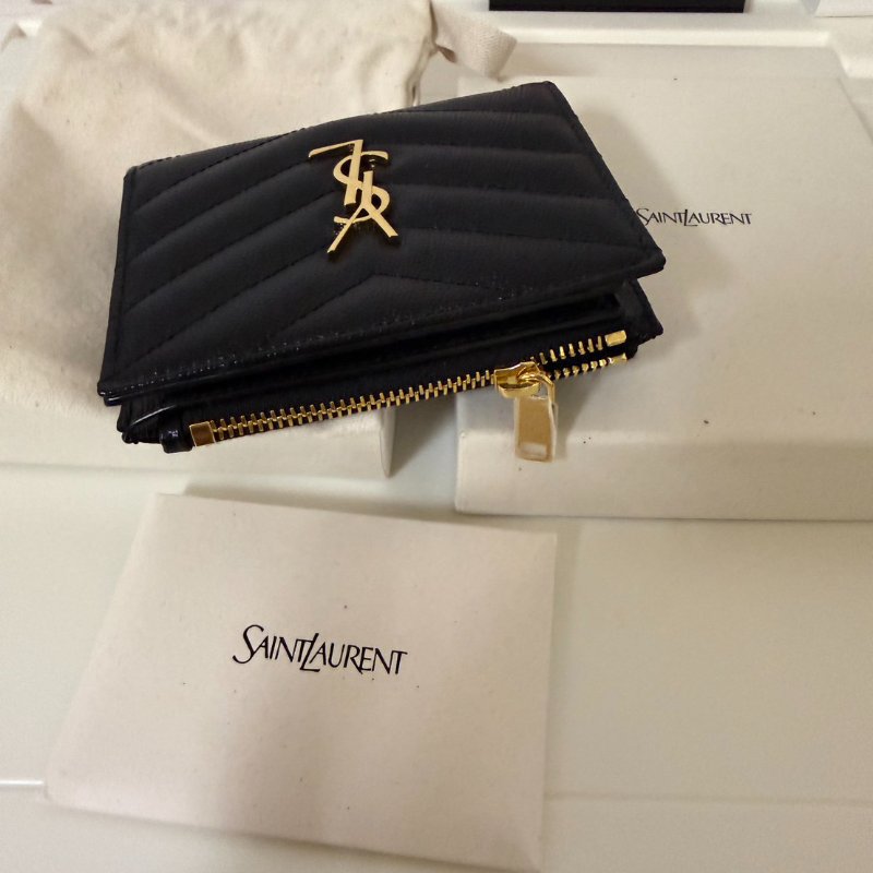 Saint Laurent Monogram粒面壓紋皮革兩摺錢包 ｜YSL 魚子醬 短夾-2