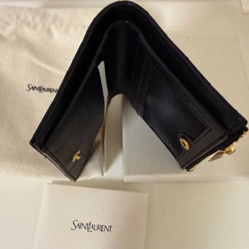 Saint Laurent Monogram粒面壓紋皮革兩摺錢包 ｜YSL 魚子醬 短夾-3