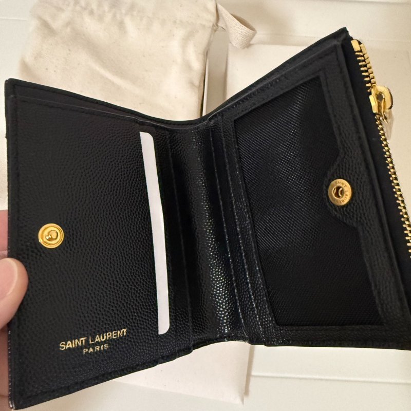 Saint Laurent Monogram粒面壓紋皮革兩摺錢包 ｜YSL 魚子醬 短夾-4