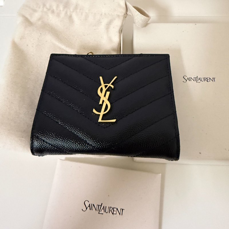 Saint Laurent Monogram粒面壓紋皮革兩摺錢包 ｜YSL 魚子醬 短夾-5