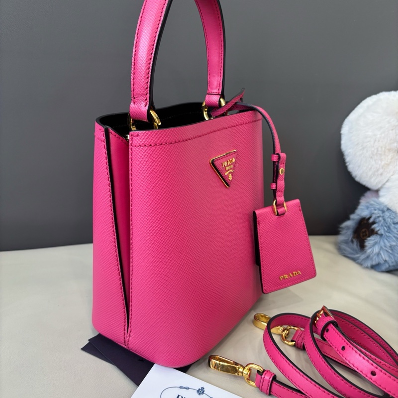 Prada  玫紅色小號Panier Saffiano十字紋牛皮水桶包-2