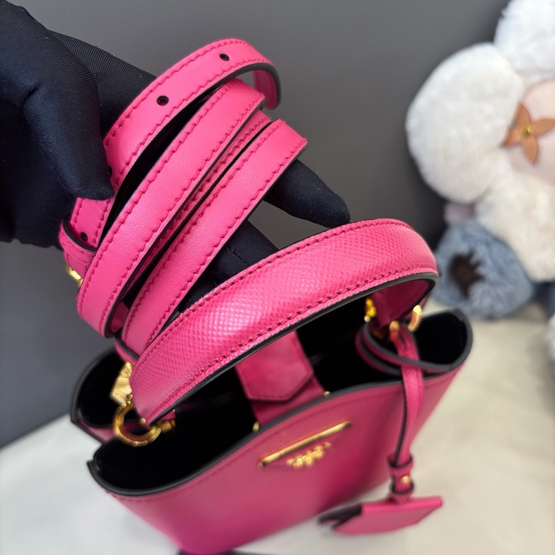 Prada  玫紅色小號Panier Saffiano十字紋牛皮水桶包-7