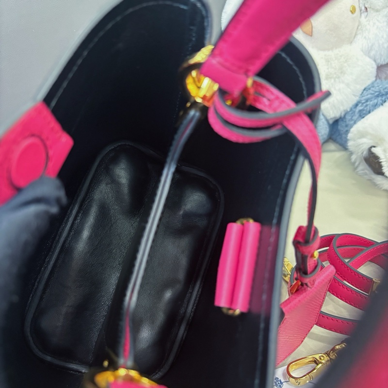 Prada  玫紅色小號Panier Saffiano十字紋牛皮水桶包-8