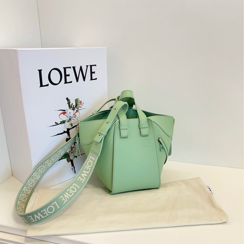 Loewe羅意威 新款Hammock秋葵綠釉 金扣 全logo刺繡寬肩帶 吊床包