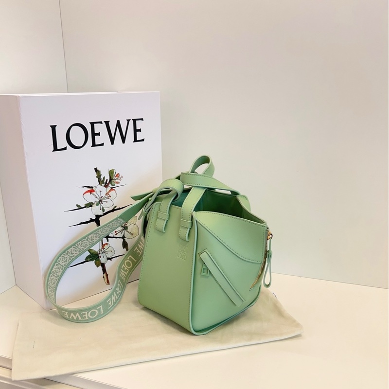 Loewe羅意威 新款Hammock秋葵綠釉 金扣 全logo刺繡寬肩帶 吊床包-1