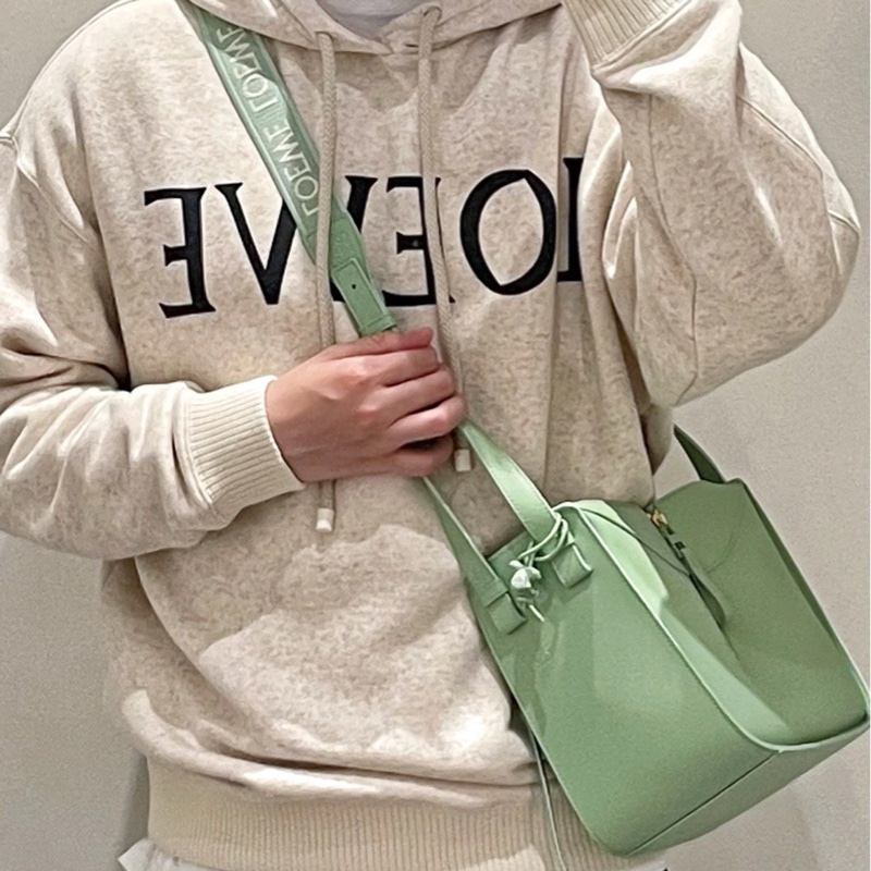 Loewe羅意威 新款Hammock秋葵綠釉 金扣 全logo刺繡寬肩帶 吊床包-8