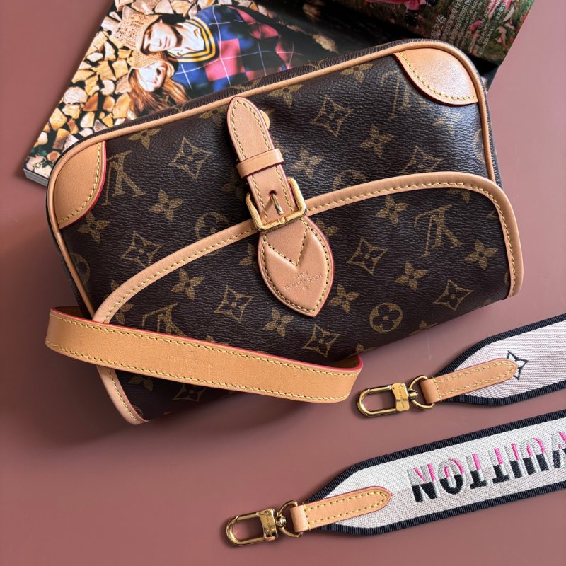::LOUIS VUITTON:: LV M45985 Diane花紋手提肩背兩用粉背帶法棍斜背包-0