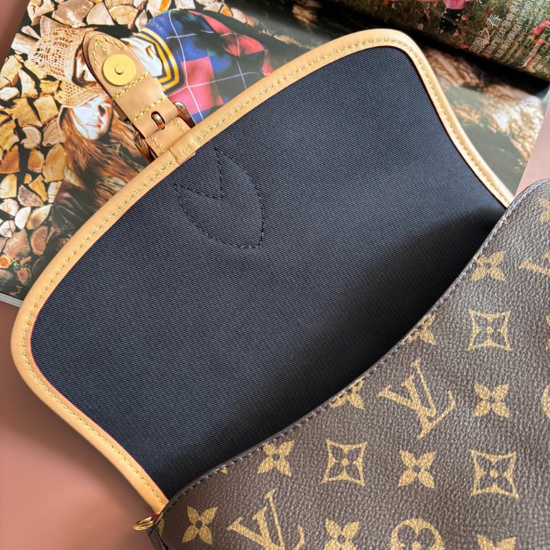 ::LOUIS VUITTON:: LV M45985 Diane花紋手提肩背兩用粉背帶法棍斜背包-3