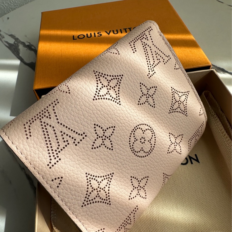 lv 超級美的啦 粉色 質感短夾-3