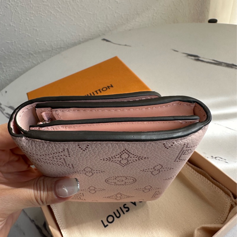 lv 超級美的啦 粉色 質感短夾-5