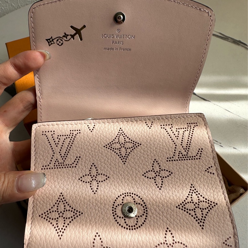 lv 超級美的啦 粉色 質感短夾-6