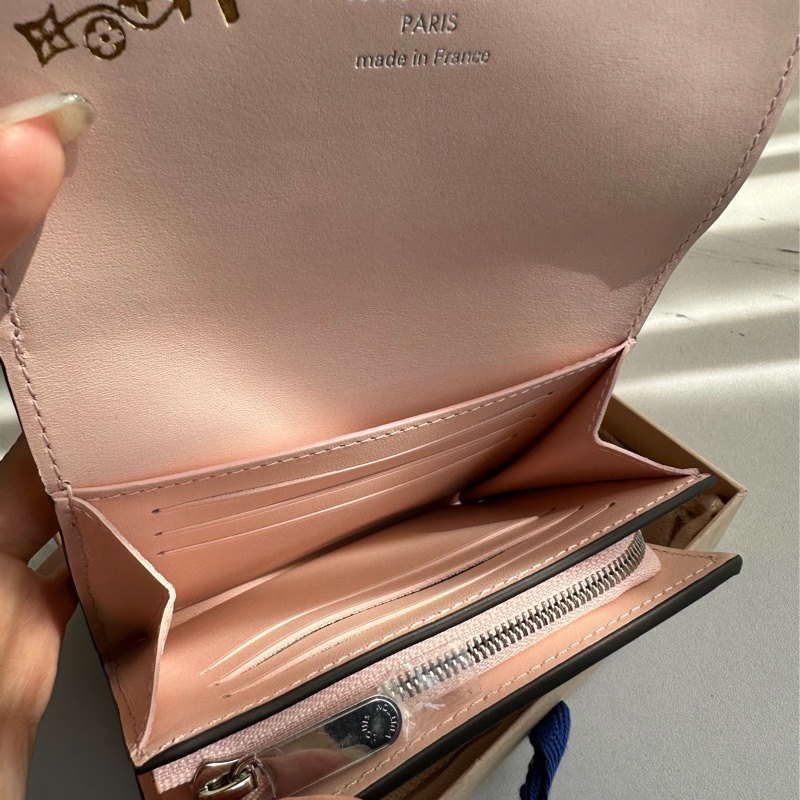 lv 超級美的啦 粉色 質感短夾-8