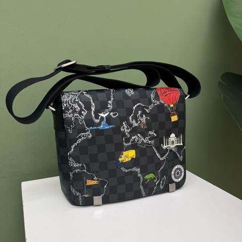 LV黑棋盤塗鴉郵差包