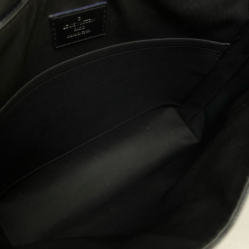 LV黑棋盤塗鴉郵差包-1