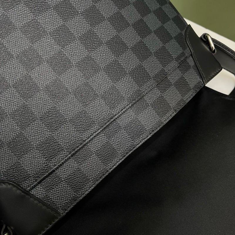 LV黑棋盤塗鴉郵差包-2