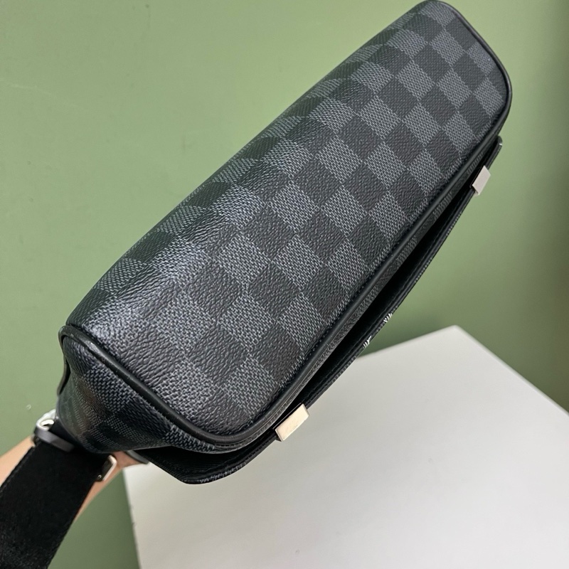 LV黑棋盤塗鴉郵差包-4