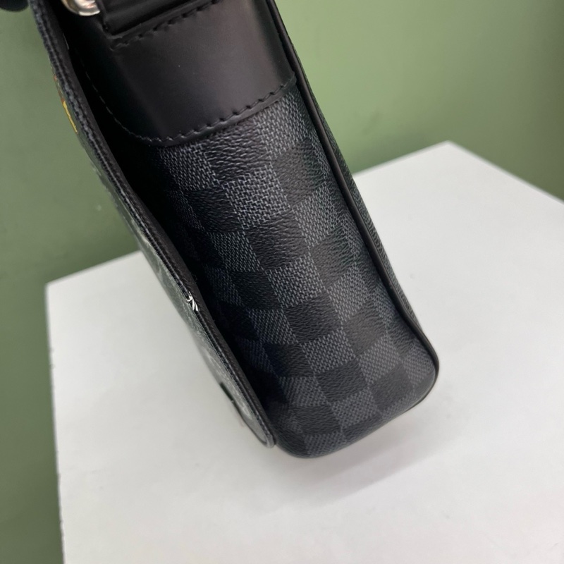 LV黑棋盤塗鴉郵差包-6