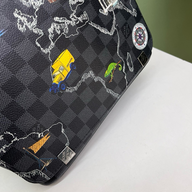 LV黑棋盤塗鴉郵差包-7