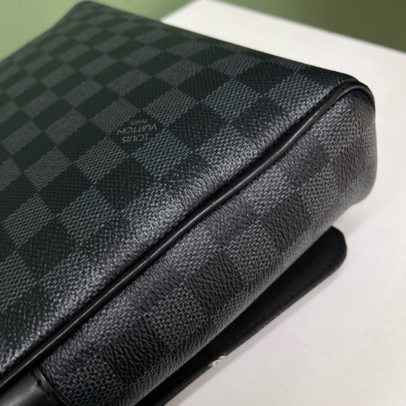 LV黑棋盤塗鴉郵差包-8