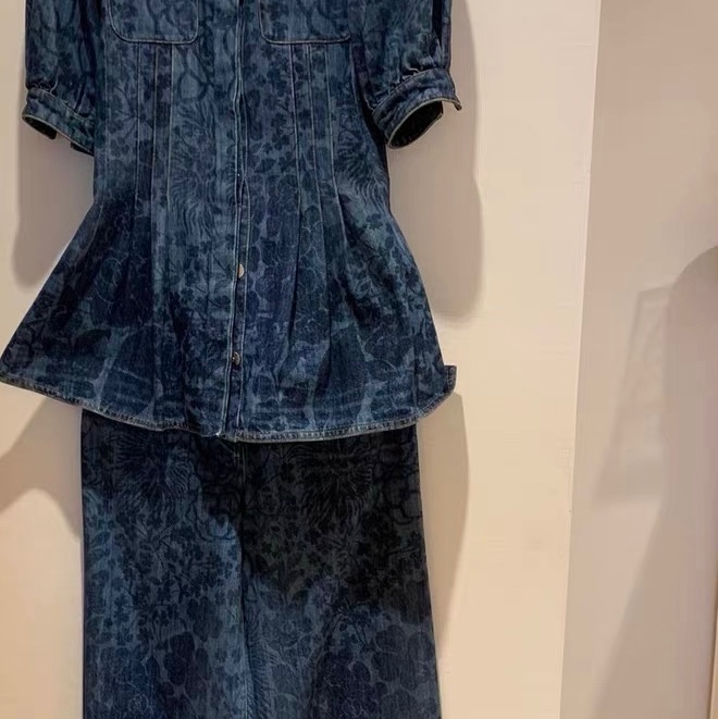 CHANEL牛仔套裝衣服34碼，褲子36碼-0