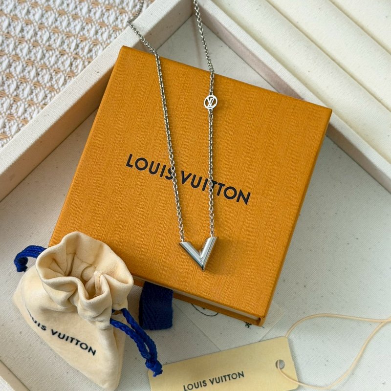 🏷LV 路易威登．Essential V 柔軟項鍊-0