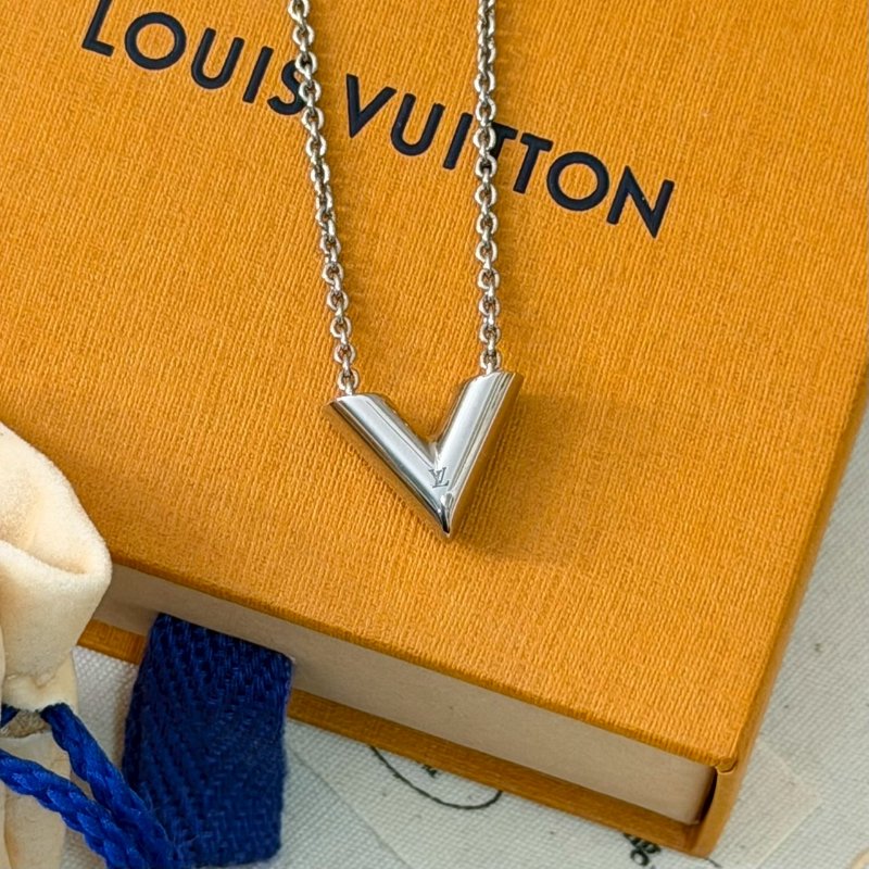 🏷LV 路易威登．Essential V 柔軟項鍊-1