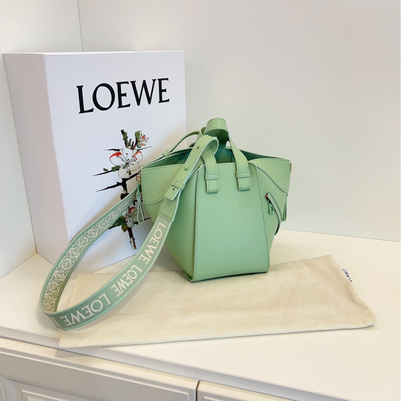 【99新🆕】Loewe 新款Hammock秋葵綠釉 金扣 全logo刺繡寬肩帶 吊床包 小號small 手提包單肩包斜挎包-0