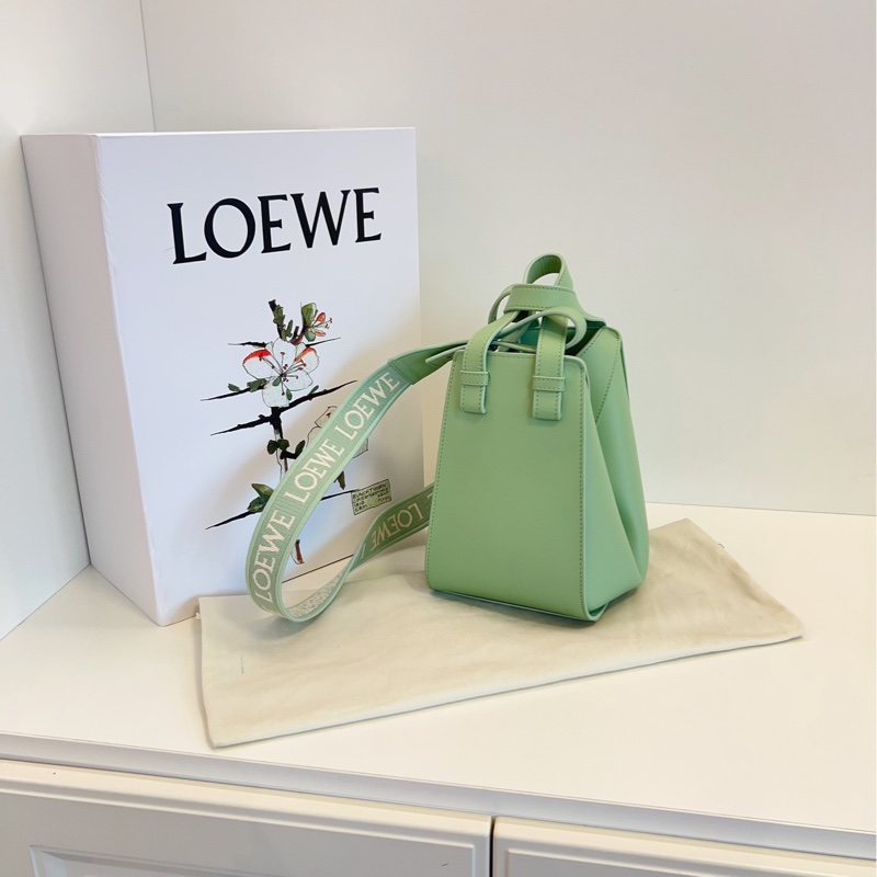 【99新🆕】Loewe 新款Hammock秋葵綠釉 金扣 全logo刺繡寬肩帶 吊床包 小號small 手提包單肩包斜挎包-3