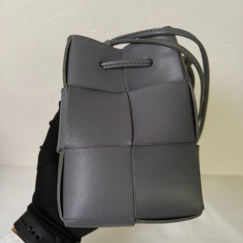 【9成新】㊣✨Bottega Veneta ✨寶緹嘉 BV Cassette 灰色 小羊皮 6格 寬版 編織 迷你 水桶包 肩背包 斜背包 /二手包/二手精品/保證正品🌳二手樹屋🌳-3