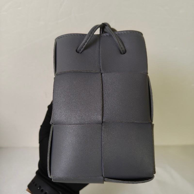 【9成新】㊣✨Bottega Veneta ✨寶緹嘉 BV Cassette 灰色 小羊皮 6格 寬版 編織 迷你 水桶包 肩背包 斜背包 /二手包/二手精品/保證正品🌳二手樹屋🌳-4