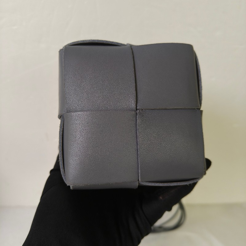 【9成新】㊣✨Bottega Veneta ✨寶緹嘉 BV Cassette 灰色 小羊皮 6格 寬版 編織 迷你 水桶包 肩背包 斜背包 /二手包/二手精品/保證正品🌳二手樹屋🌳-5