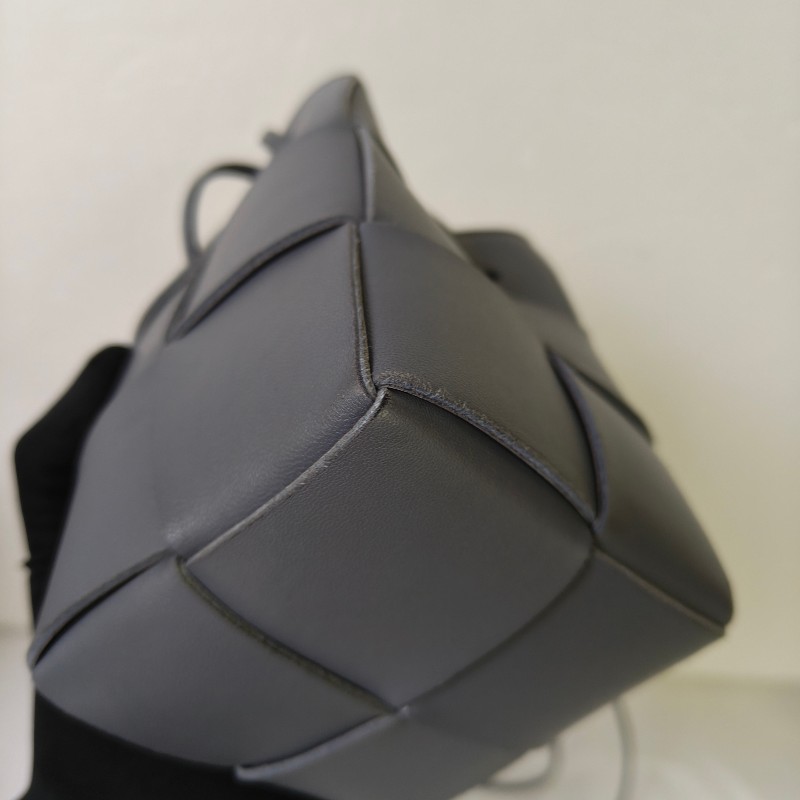 【9成新】㊣✨Bottega Veneta ✨寶緹嘉 BV Cassette 灰色 小羊皮 6格 寬版 編織 迷你 水桶包 肩背包 斜背包 /二手包/二手精品/保證正品🌳二手樹屋🌳-8