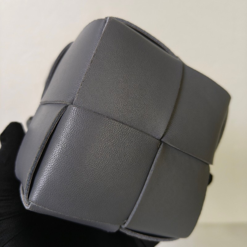 【9成新】㊣✨Bottega Veneta ✨寶緹嘉 BV Cassette 灰色 小羊皮 6格 寬版 編織 迷你 水桶包 肩背包 斜背包 /二手包/二手精品/保證正品🌳二手樹屋🌳-11