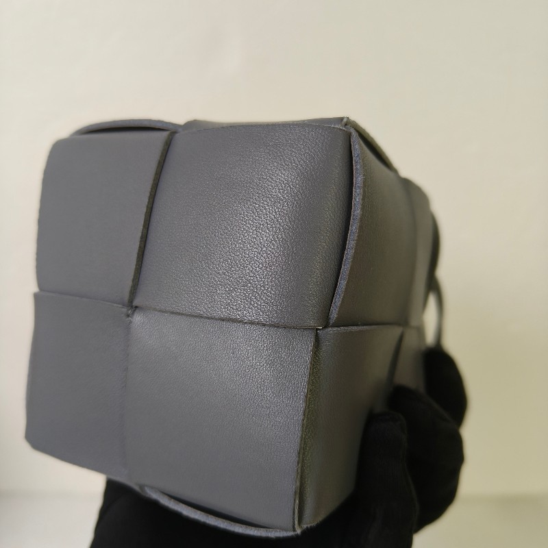 【9成新】㊣✨Bottega Veneta ✨寶緹嘉 BV Cassette 灰色 小羊皮 6格 寬版 編織 迷你 水桶包 肩背包 斜背包 /二手包/二手精品/保證正品🌳二手樹屋🌳-12