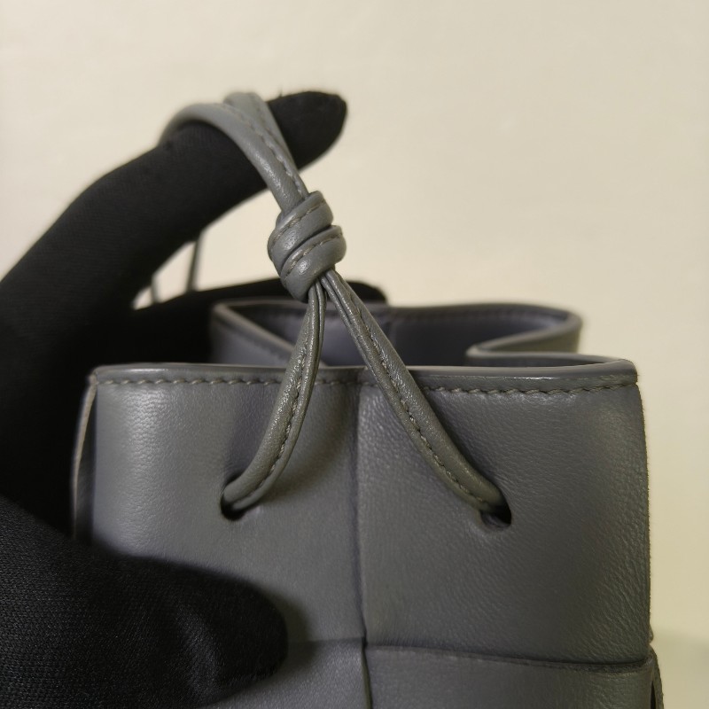 【9成新】㊣✨Bottega Veneta ✨寶緹嘉 BV Cassette 灰色 小羊皮 6格 寬版 編織 迷你 水桶包 肩背包 斜背包 /二手包/二手精品/保證正品🌳二手樹屋🌳-15