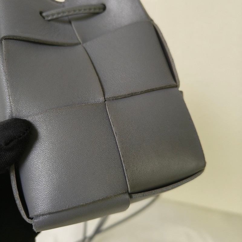 【9成新】㊣✨Bottega Veneta ✨寶緹嘉 BV Cassette 灰色 小羊皮 6格 寬版 編織 迷你 水桶包 肩背包 斜背包 /二手包/二手精品/保證正品🌳二手樹屋🌳-17
