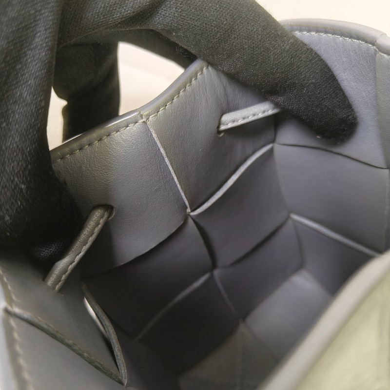 【9成新】㊣✨Bottega Veneta ✨寶緹嘉 BV Cassette 灰色 小羊皮 6格 寬版 編織 迷你 水桶包 肩背包 斜背包 /二手包/二手精品/保證正品🌳二手樹屋🌳-25