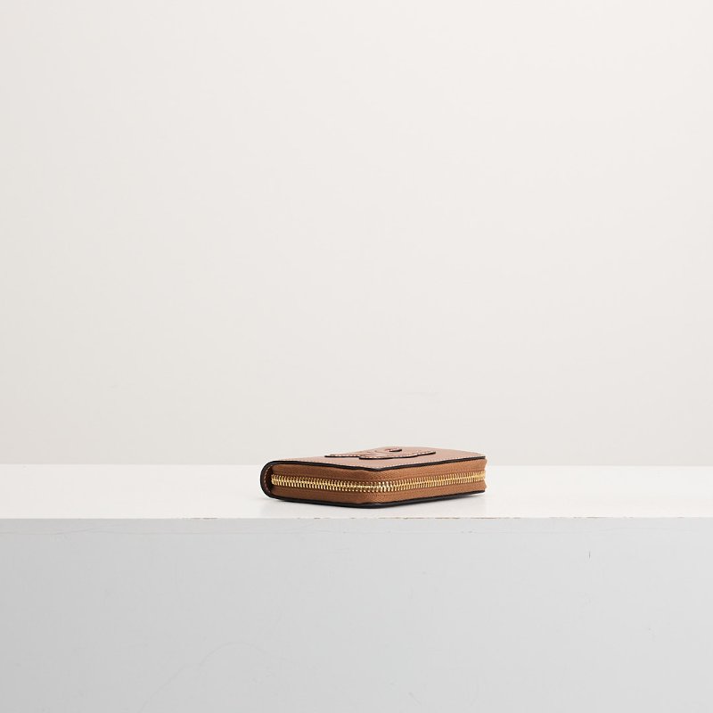 Celine 浮雕凱旋門小牛皮拉鍊零錢包/棕色-3