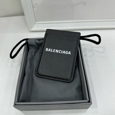 Balenciaga/巴黎世家 Logo iPhone 手機磁吸小牛皮卡包 黑色 荔枝紋 尺寸：6.5*9.5