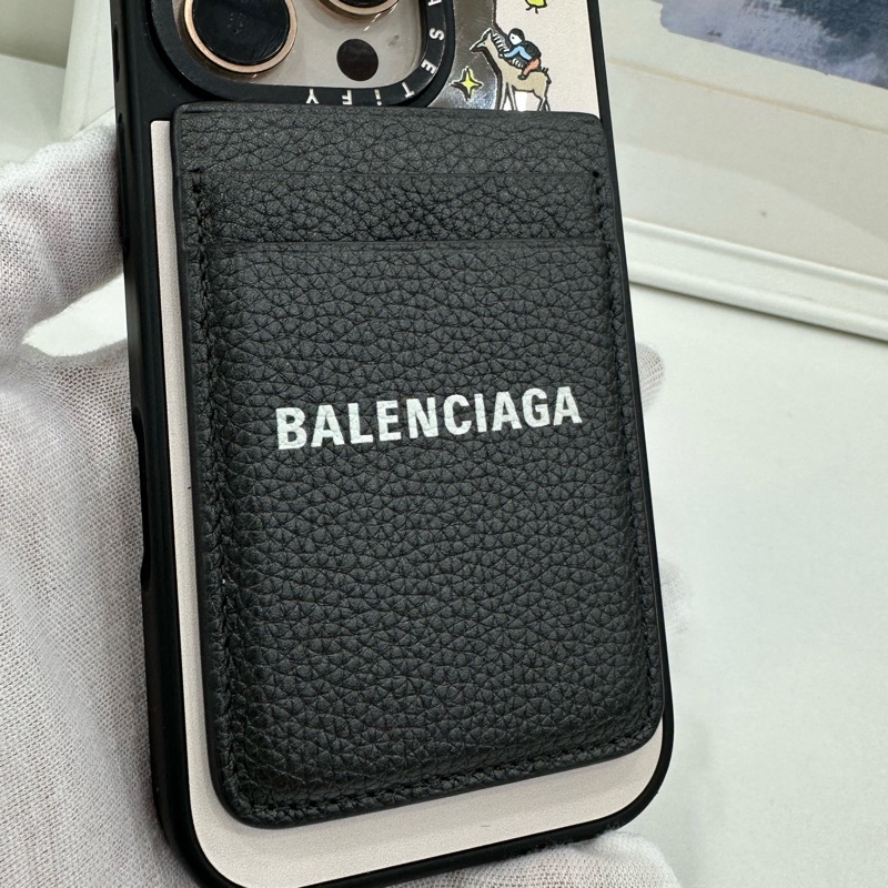 Balenciaga/巴黎世家 Logo iPhone 手機磁吸小牛皮卡包 黑色 荔枝紋 尺寸：6.5*9.5-4