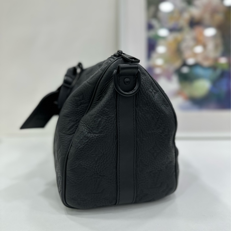 LV Keepall35黑武士壓紋牛皮手提斜挎包，經典黑武士系列 晶片 皮牌刻名字了-6
