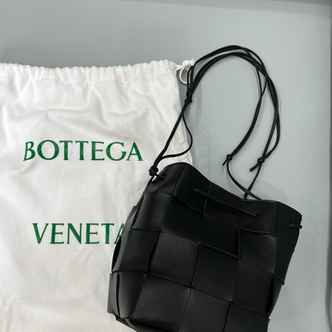 BOTTEGA VENETA Cassette 小羊皮編織迷你水桶包