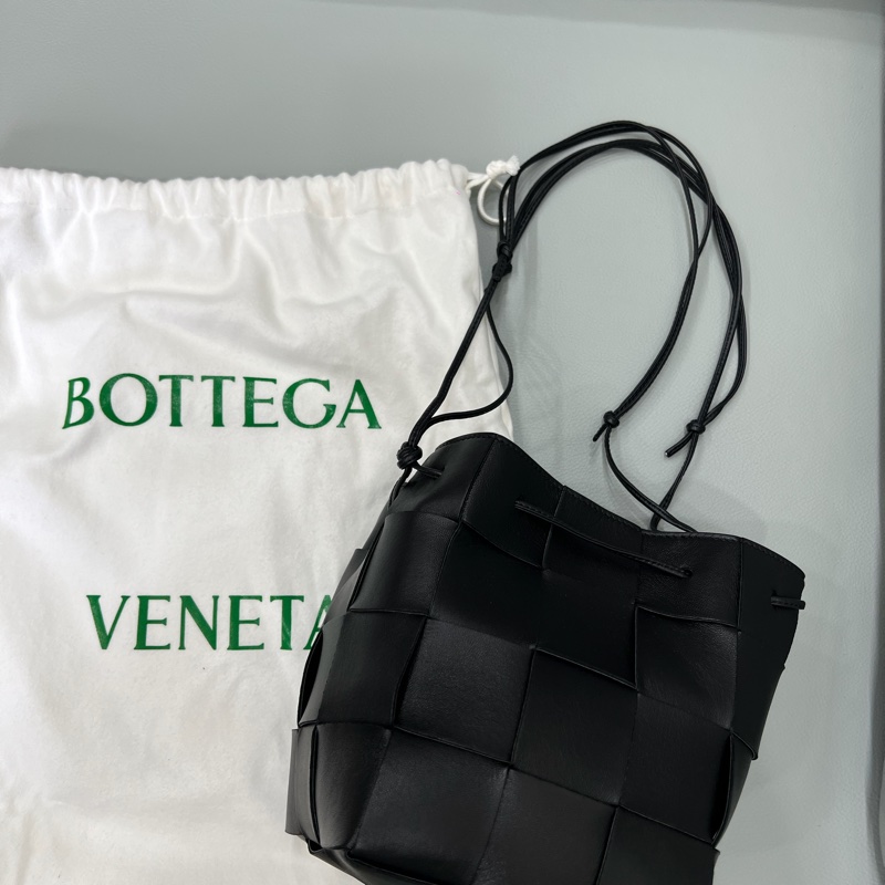 BOTTEGA VENETA Cassette 小羊皮編織迷你水桶包-0