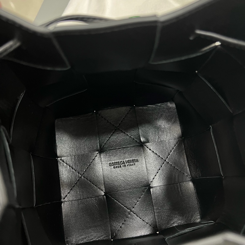 BOTTEGA VENETA Cassette 小羊皮編織迷你水桶包-2