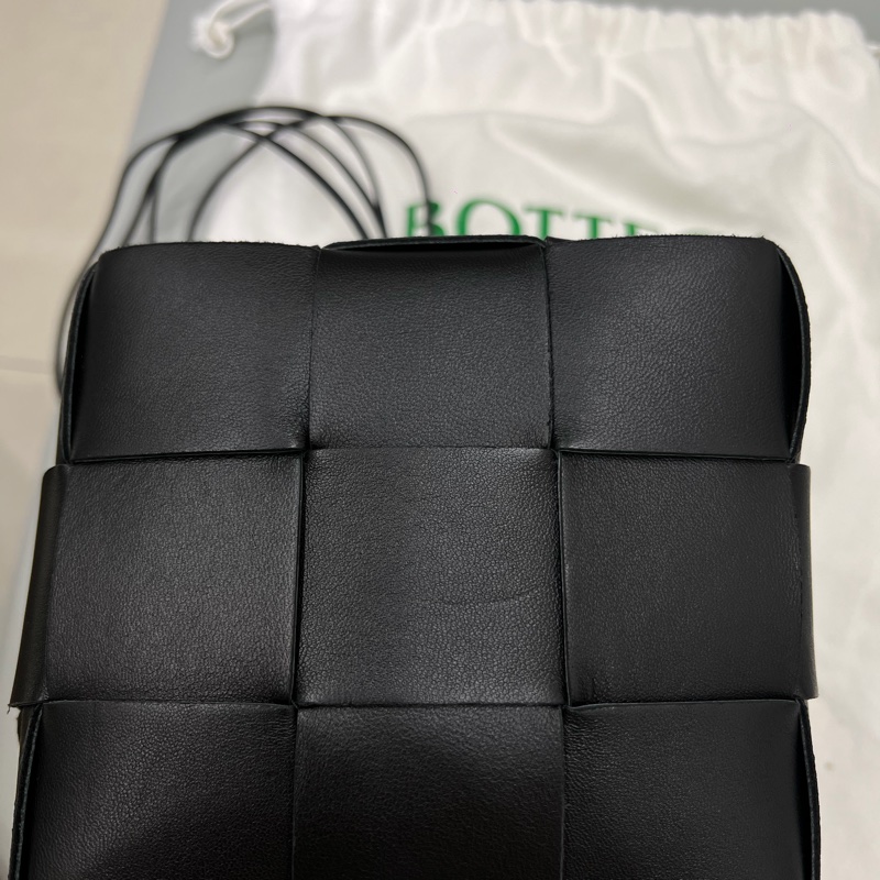 BOTTEGA VENETA Cassette 小羊皮編織迷你水桶包-4