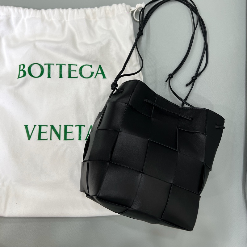 BOTTEGA VENETA Cassette 小羊皮編織迷你水桶包-6